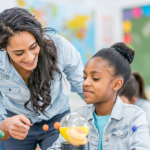 Ao analisar a carga horária docente, Sérgio Bento De Araújo evidencia como o planejamento escolar revela gargalos estruturais da educação básica.