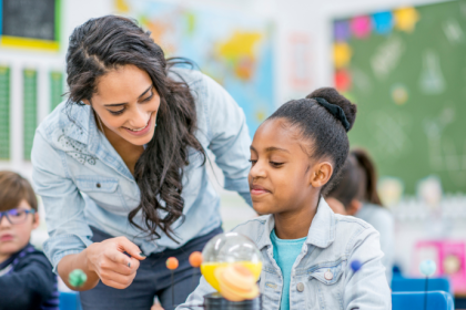 Ao analisar a carga horária docente, Sérgio Bento De Araújo evidencia como o planejamento escolar revela gargalos estruturais da educação básica.