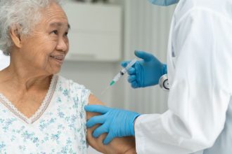 Saúde do Idoso em Foco: Vacinação e Avaliações Médicas Transformam o Dia Mundial da Saúde em Cabo Frio