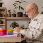 Alzheimer: entenda os três estágios da doença, sintomas e impactos na vida do paciente