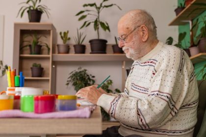 Alzheimer: entenda os três estágios da doença, sintomas e impactos na vida do paciente