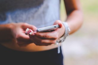 Ana Castela anuncia pausa na carreira: o que o afastamento revela sobre a pressão no sertanejo e na indústria musical