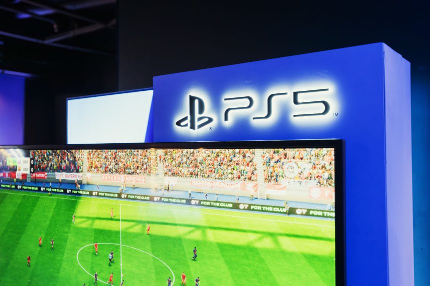 Estação de videogame com uma partida de futebol exibida na tela, acompanhada por um controle em primeiro plano.